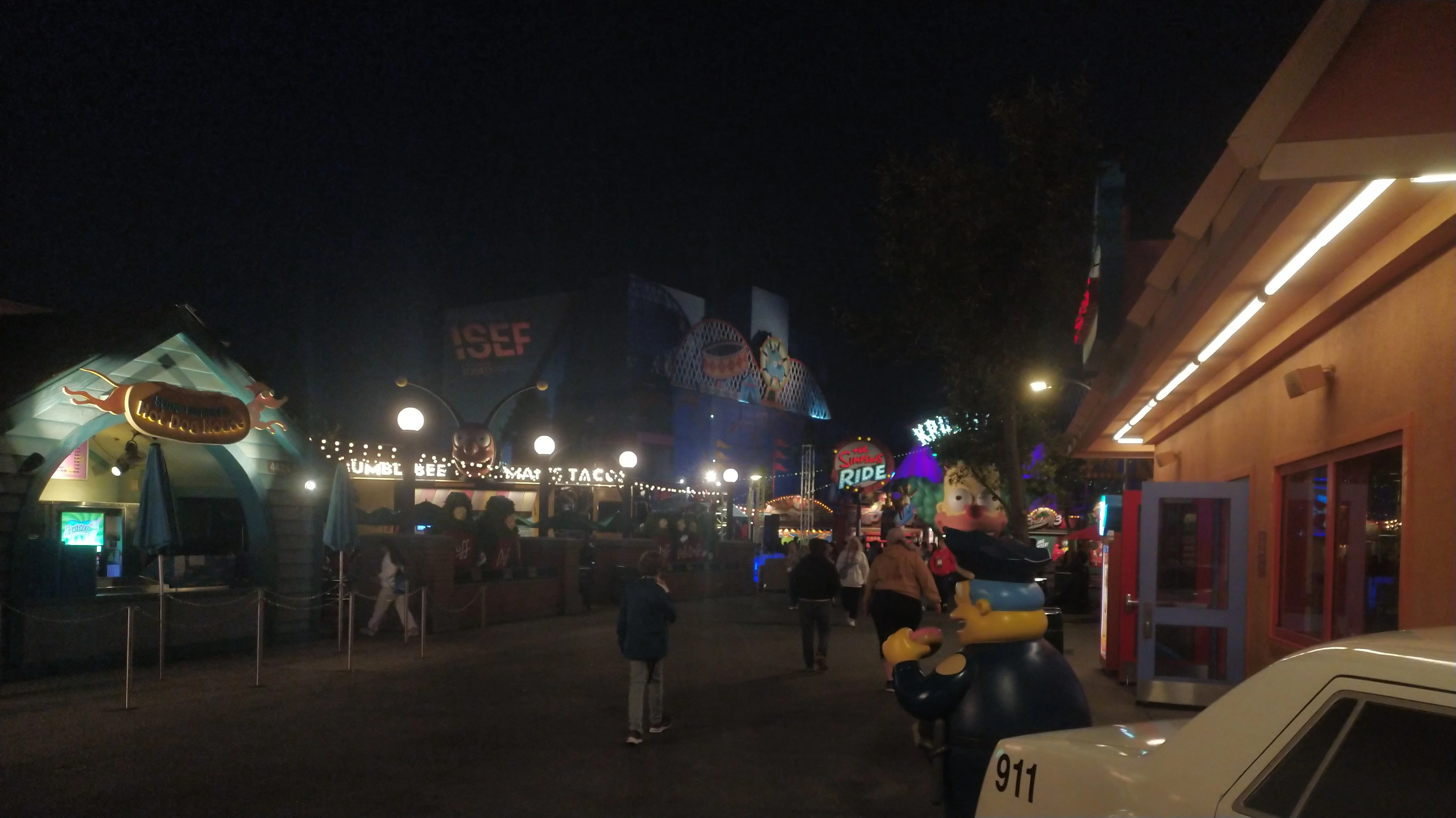 Universal Studios’un ISEF logosu ile aydınlatılması.