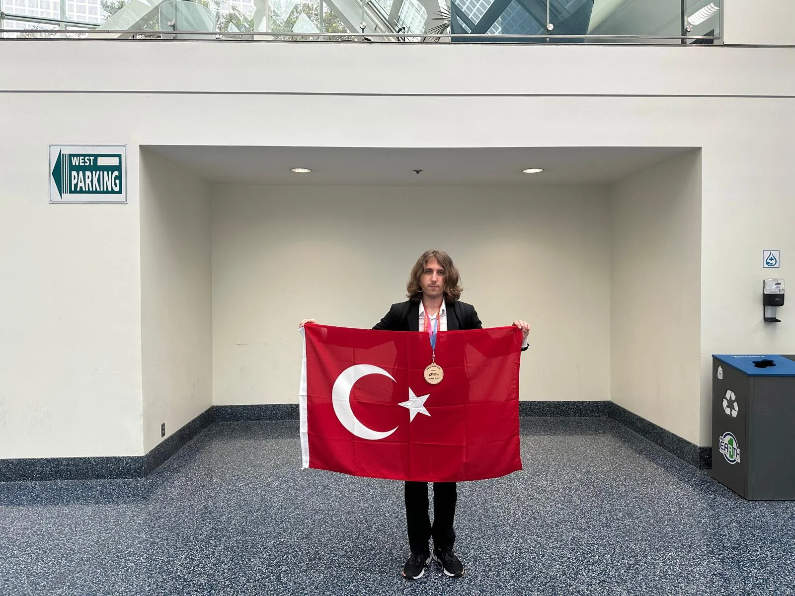 İkincilik ödülünü aldıktan hemen sonraki fotoğrafım.